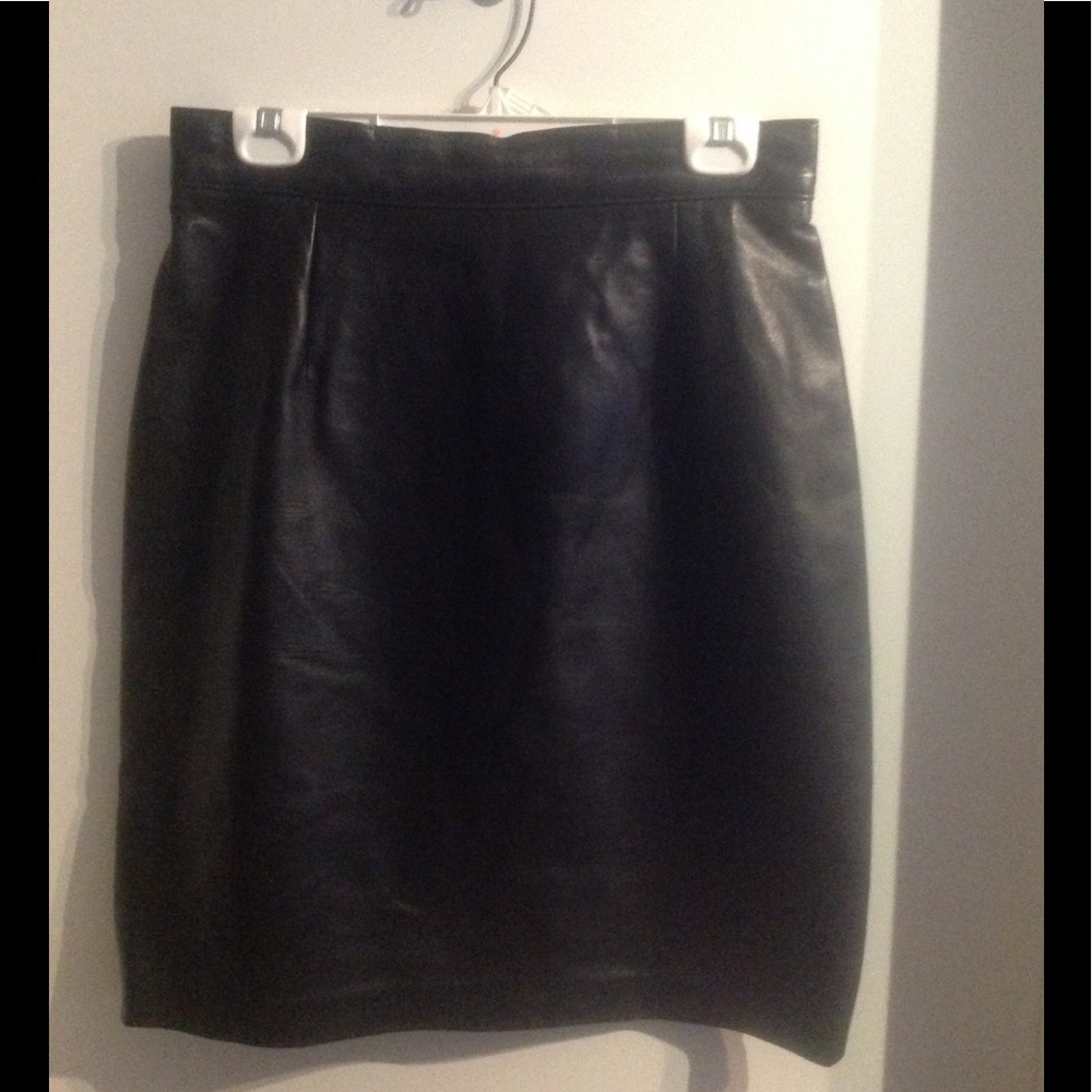 2/$40 The Leather Ranch M genuine leather skirt, black